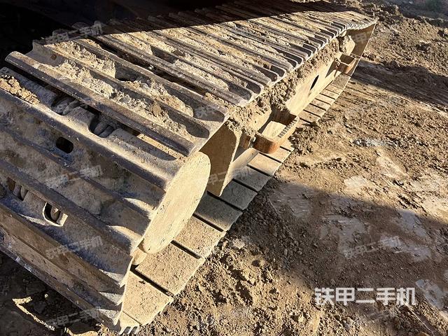 單側(cè)履帶整體(整機(jī)外觀) 單側(cè)履帶整體(整機(jī)外觀)