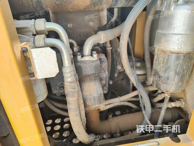 液壓泵艙室正面整體(整機外觀) 液壓泵艙室正面整體(整機外觀)