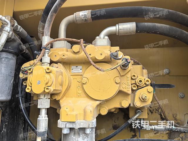 液压泵舱室正面整体（整机外观）