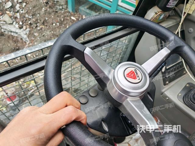 行走控制手柄和踏板?俯拍(駕駛室部分) 行走控制手柄和踏板?俯拍(駕駛室部分)