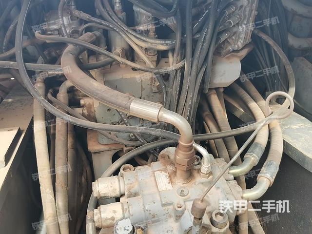 回轉(zhuǎn)馬達(dá)和主控閥（整機(jī)外觀）