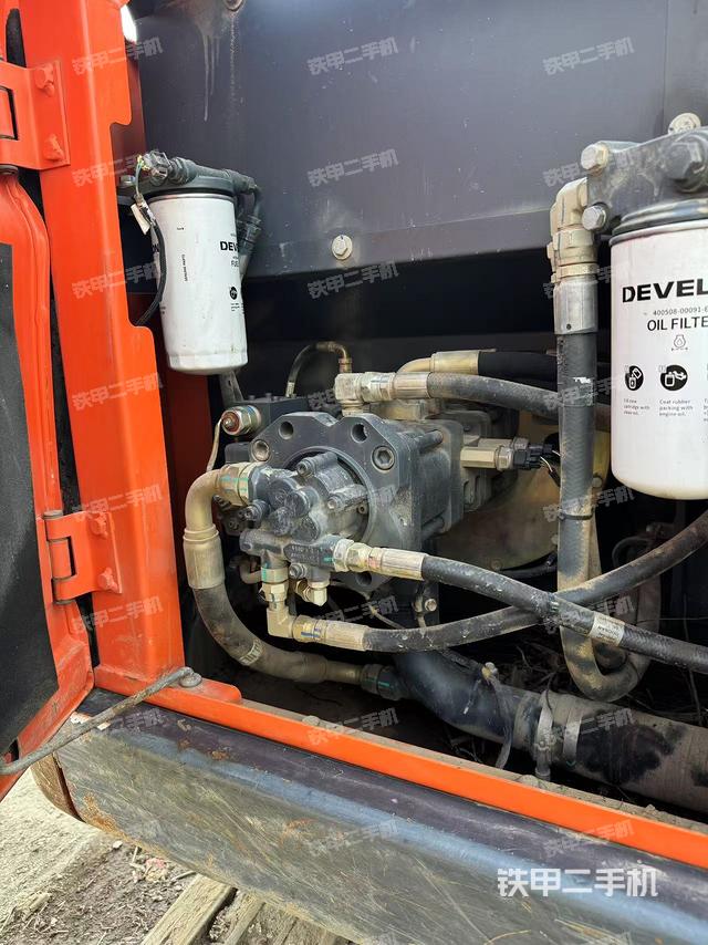 液壓泵艙室正面整體（整機外觀）