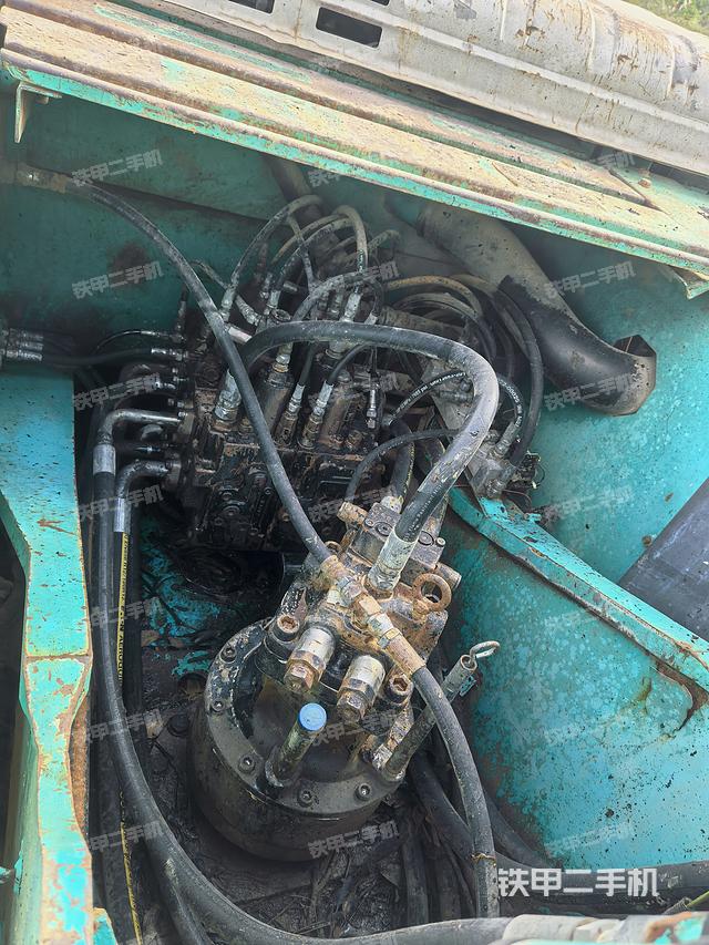 回转马达和主控阀（整机外观）