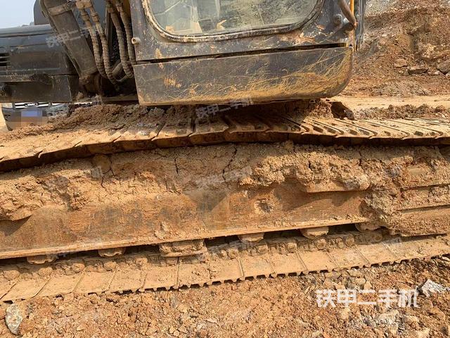 單側(cè)履帶整體(整機(jī)外觀) 單側(cè)履帶整體(整機(jī)外觀)