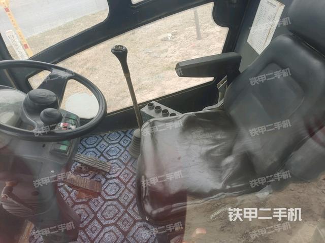 駕駛室內(nèi)座椅、儀表操作手柄全景（壓路機駕駛室）