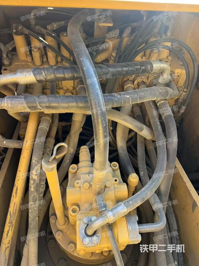 回轉(zhuǎn)馬達(dá)和主控閥(整機(jī)外觀) 回轉(zhuǎn)馬達(dá)和主控閥(整機(jī)外觀)