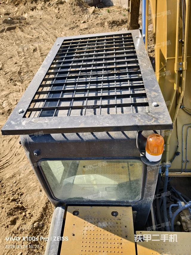 駕駛室頂部(整機(jī)外觀) 駕駛室頂部(整機(jī)外觀)