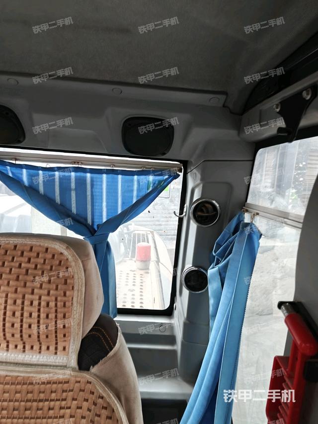 左后方玻璃角標(biāo)(駕駛室部分) 左后方玻璃角標(biāo)(駕駛室部分)