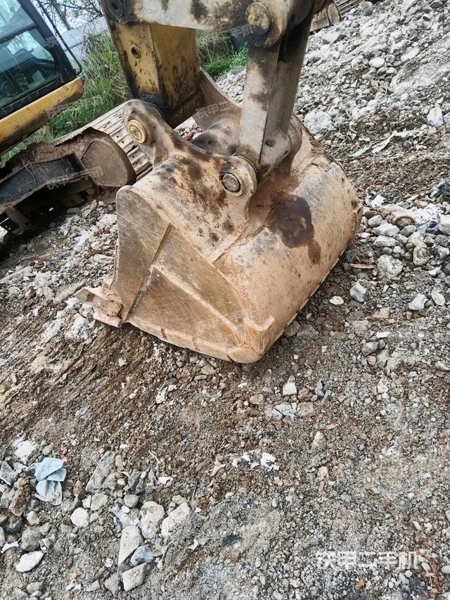 鏟斗右后整體(工作和回轉(zhuǎn)裝置) 鏟斗右后整體(工作和回轉(zhuǎn)裝置)