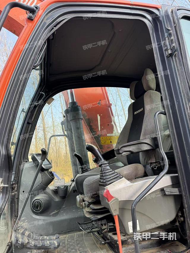 駕駛室整體（整機外觀）