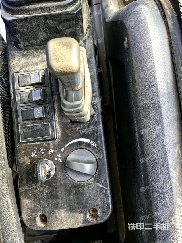 座椅右側(cè)控制臺(tái)/鑰匙門/油門/含右手柄（駕駛室部分）