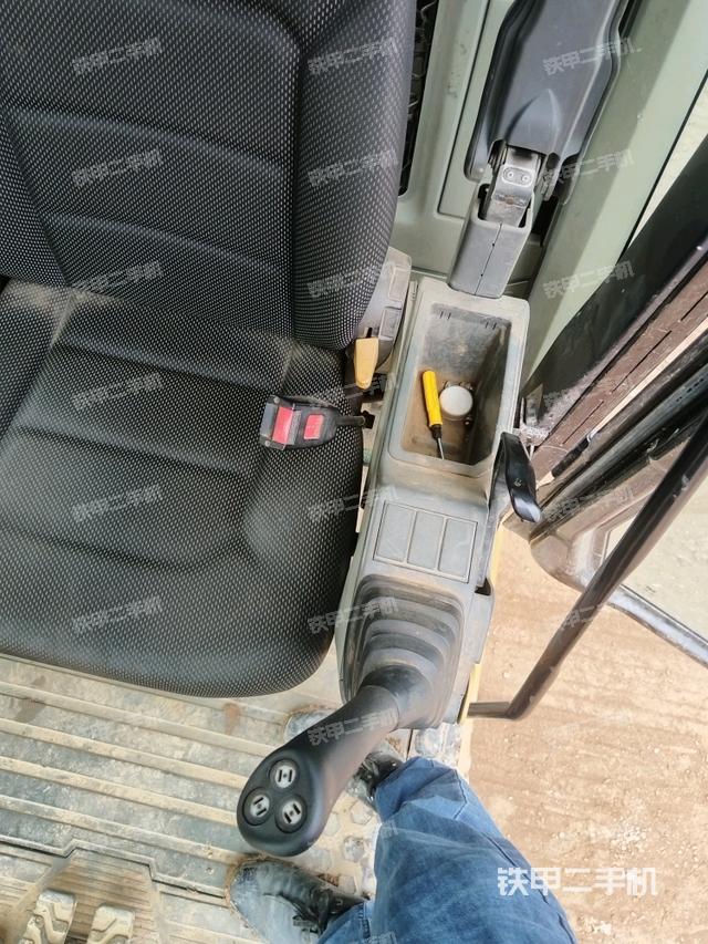 座椅右侧控制台/钥匙门/油门/含右手柄（驾驶室部分）