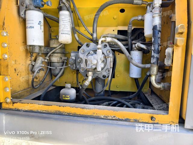 液壓泵艙室正面整體（整機(jī)外觀）