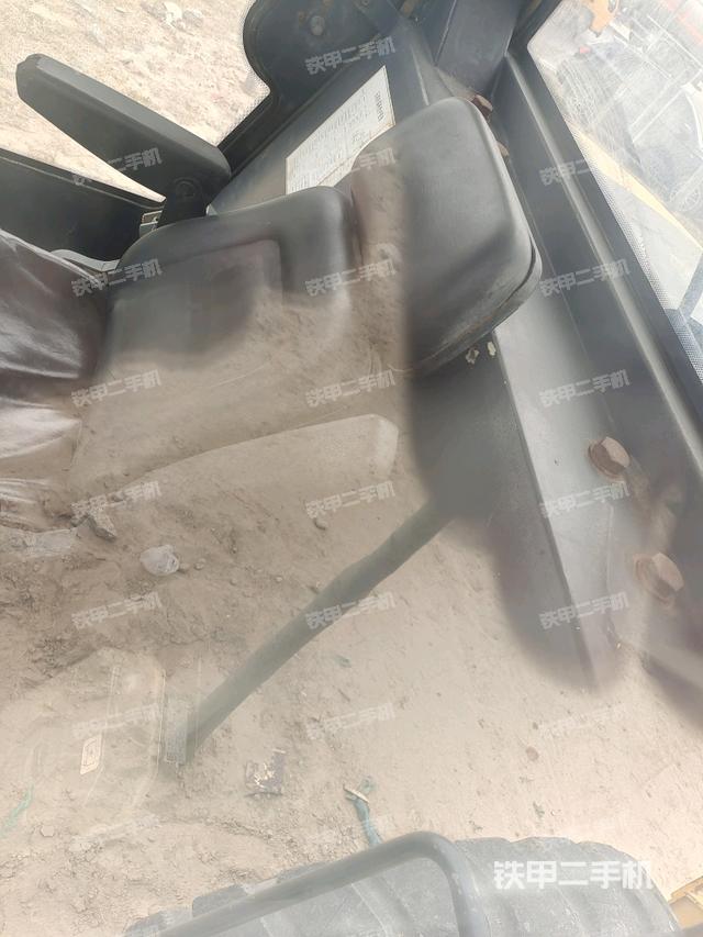 駕駛室頂蓬內(nèi)（壓路機駕駛室）