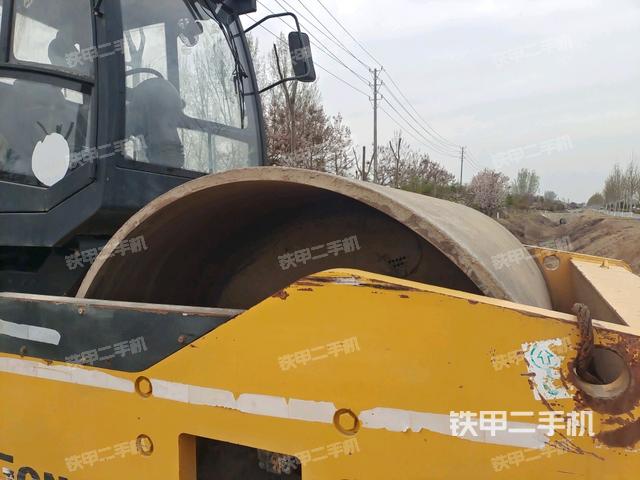 前車架正左側(cè)（壓路機前后車架）