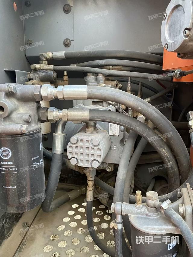 液壓泵艙室正面整體(整機外觀) 液壓泵艙室正面整體(整機外觀)