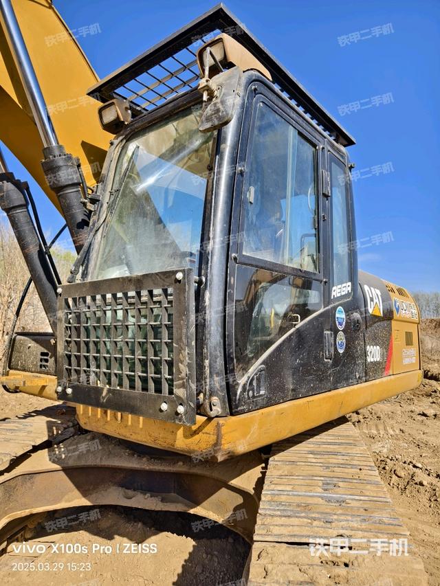 駕駛室整體(整機(jī)外觀) 駕駛室整體(整機(jī)外觀)