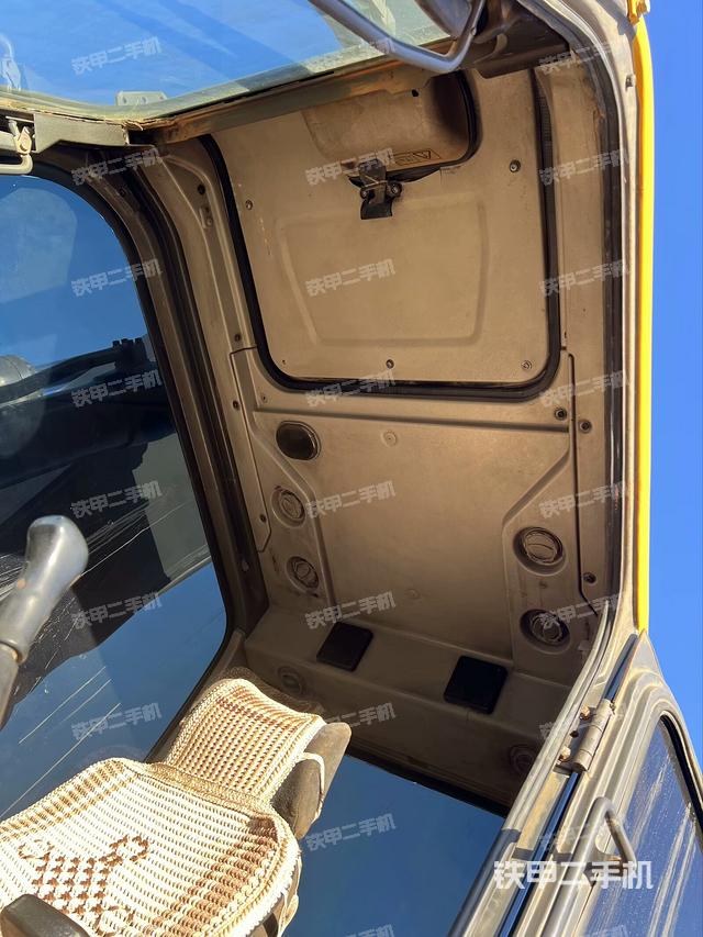 駕駛室頂部（整機外觀）