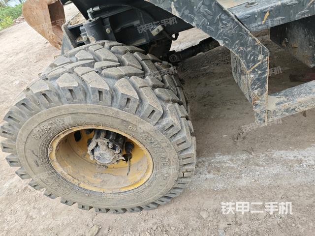 左驅(qū)動輪（行走機(jī)構(gòu)）