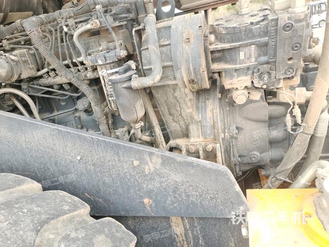 發(fā)動機右側(cè)全景（壓路機發(fā)動機艙）