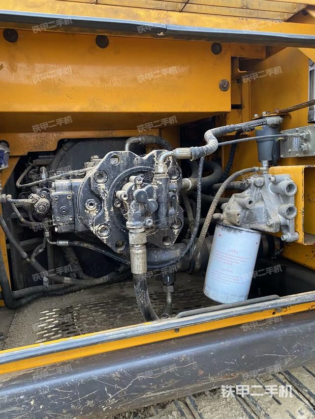 液壓泵艙室正面整體（整機外觀）