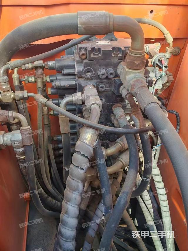 回轉(zhuǎn)馬達和主控閥(整機外觀) 回轉(zhuǎn)馬達和主控閥(整機外觀)