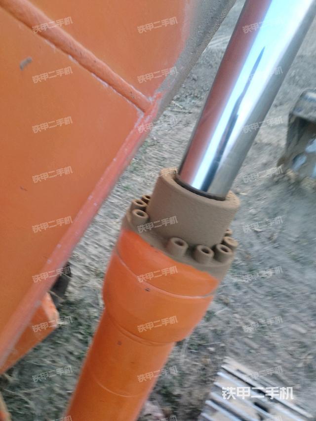 大臂油缸整体 竖拍（工作和回转装置）