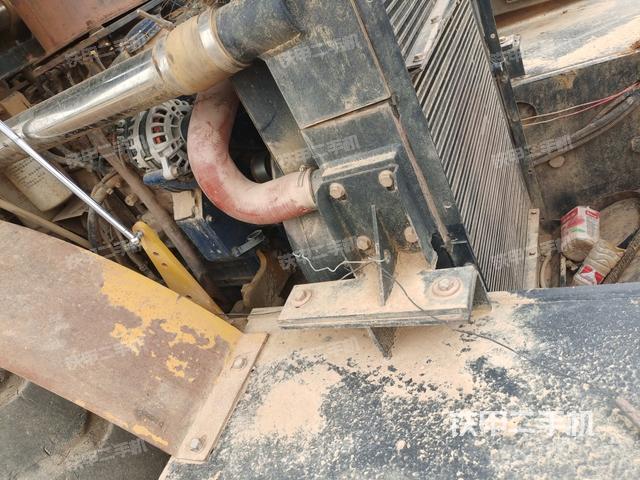 發(fā)動機右側(cè)全景（壓路機發(fā)動機艙）