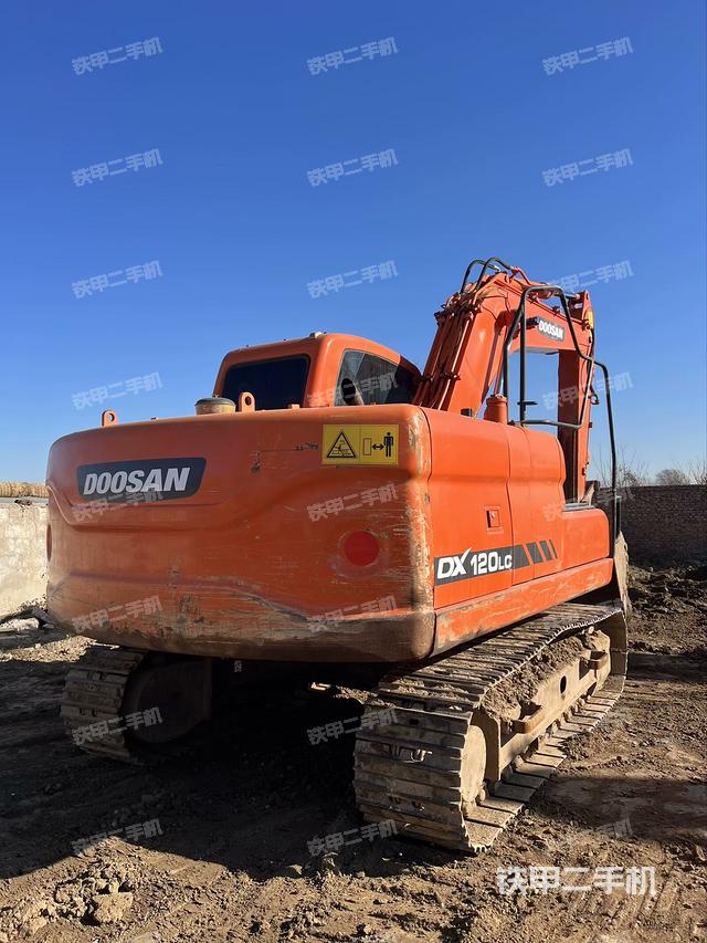 駕駛室頂部(整機(jī)外觀) 駕駛室頂部(整機(jī)外觀)