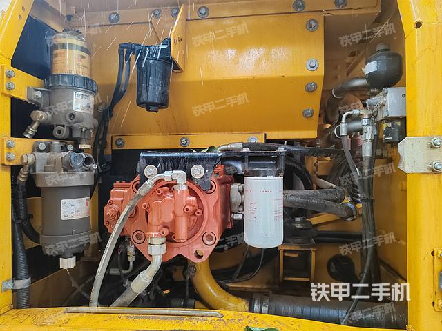 液壓泵艙室正面整體(整機(jī)外觀) 液壓泵艙室正面整體(整機(jī)外觀)