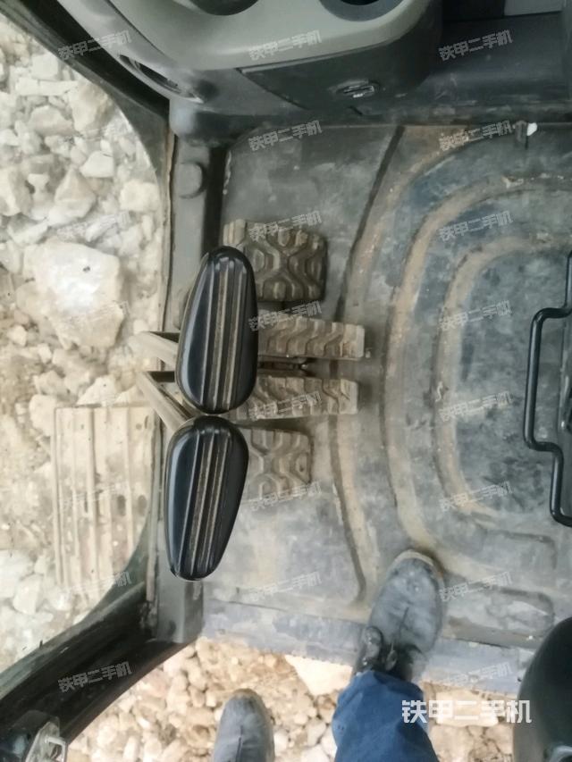 行走控制手柄和踏板?俯拍(駕駛室部分) 行走控制手柄和踏板?俯拍(駕駛室部分)
