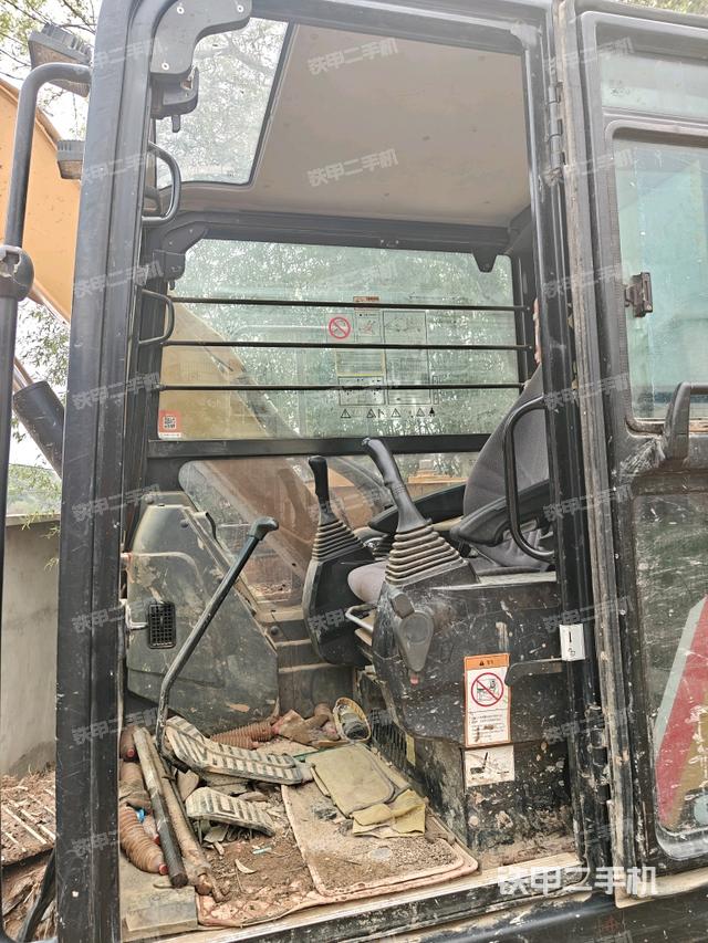 行走控制手柄和踏板?俯拍（駕駛室部分）