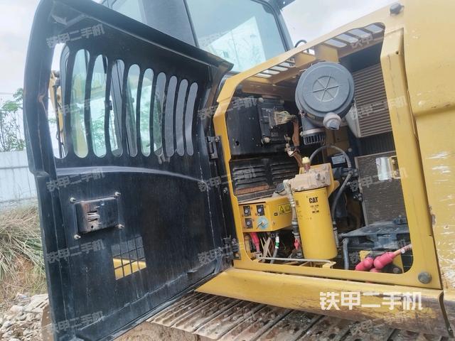 散熱器正面(大件艙室) 散熱器正面(大件艙室)