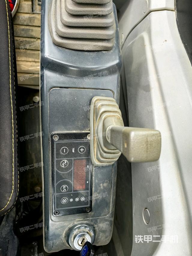 座椅右側(cè)控制臺(tái)/鑰匙門/油門/含右手柄（駕駛室部分）