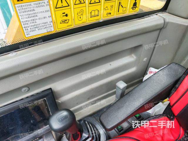座椅右側(cè)控制臺(tái)/鑰匙門(mén)/油門(mén)/含右手柄(駕駛室部分) 座椅右側(cè)控制臺(tái)/鑰匙門(mén)/油門(mén)/含右手柄(駕駛室部分)