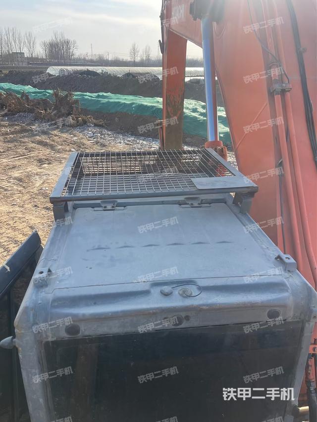 駕駛室頂部（整機外觀）