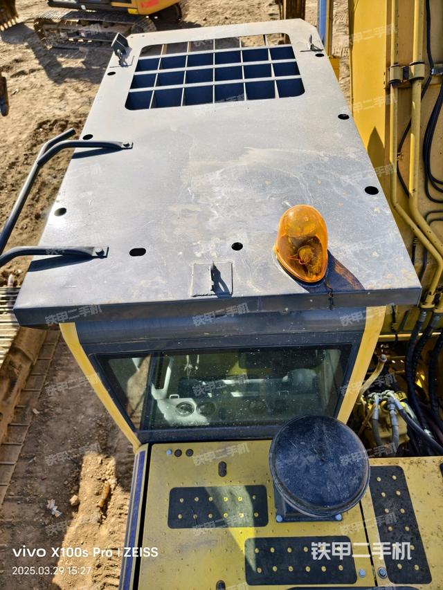 駕駛室頂部(整機(jī)外觀) 駕駛室頂部(整機(jī)外觀)