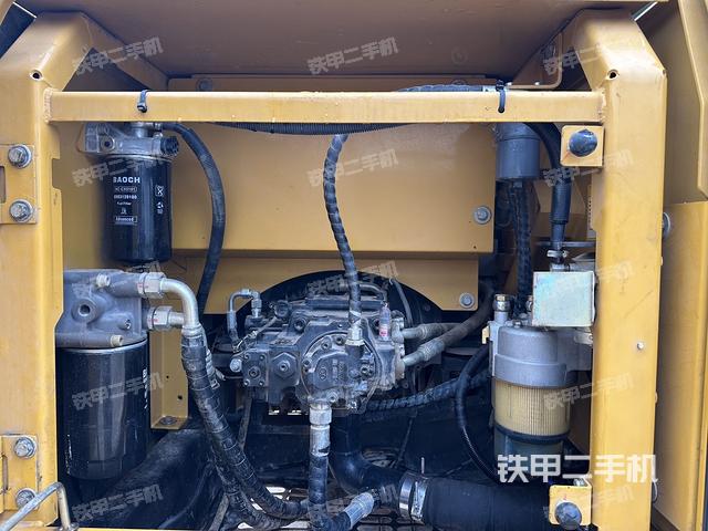 液壓泵艙室正面整體(整機外觀) 液壓泵艙室正面整體(整機外觀)