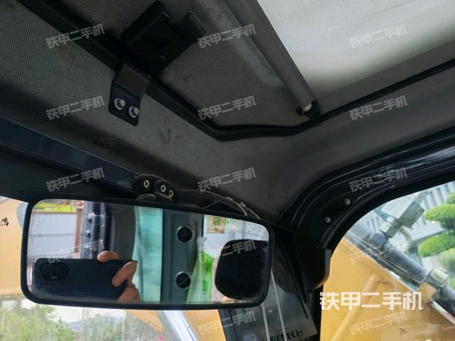 行走控制手柄和踏板?俯拍（駕駛室部分）