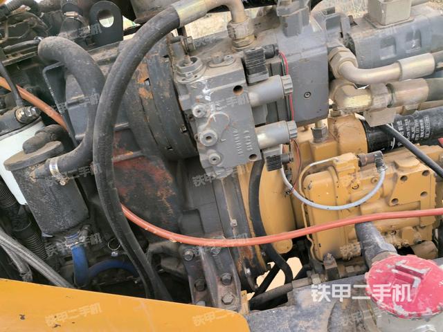 發(fā)動(dòng)機(jī)艙液壓泵全景（壓路機(jī)發(fā)動(dòng)機(jī)艙）