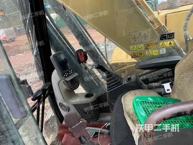 駕駛室整體(整機(jī)外觀) 駕駛室整體(整機(jī)外觀)