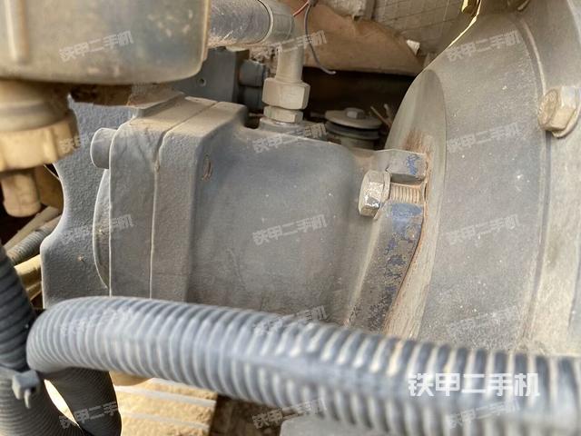 液壓泵艙室正面整體（整機外觀）