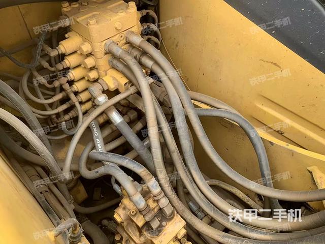 回轉(zhuǎn)馬達(dá)和主控閥（整機(jī)外觀）