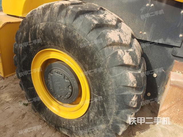 后輪右側(cè)全景（壓路機(jī)前后車架）