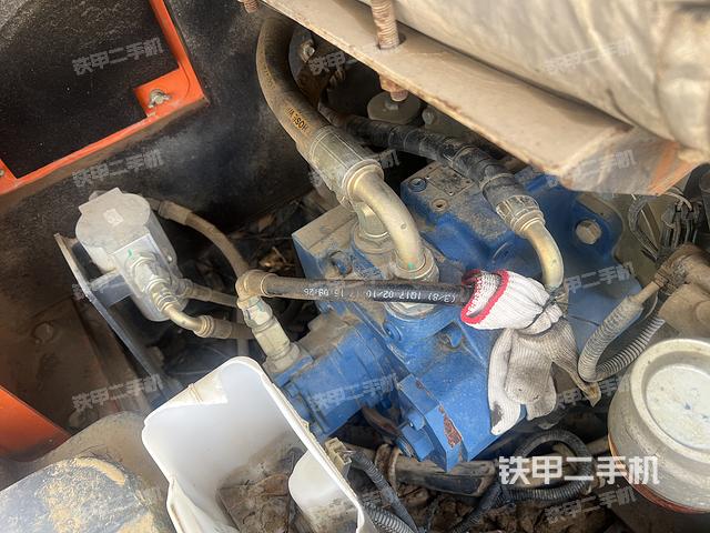 液压泵舱室正面整体（整机外观）