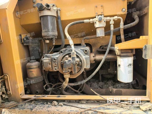 液壓泵艙室正面整體(整機(jī)外觀) 液壓泵艙室正面整體(整機(jī)外觀)