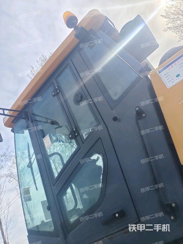 左側(cè)正面照（壓路機(jī)駕駛室）