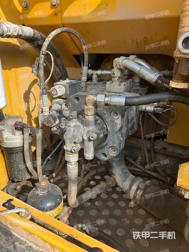 液压泵舱室正面整体（整机外观）