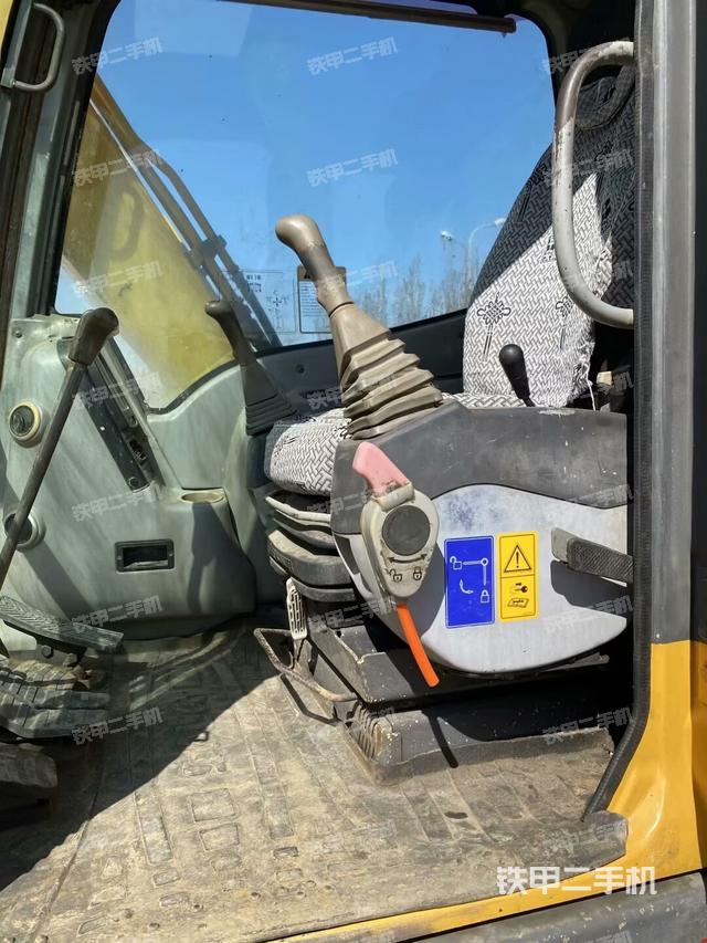 駕駛室整體(整機(jī)外觀) 駕駛室整體(整機(jī)外觀)