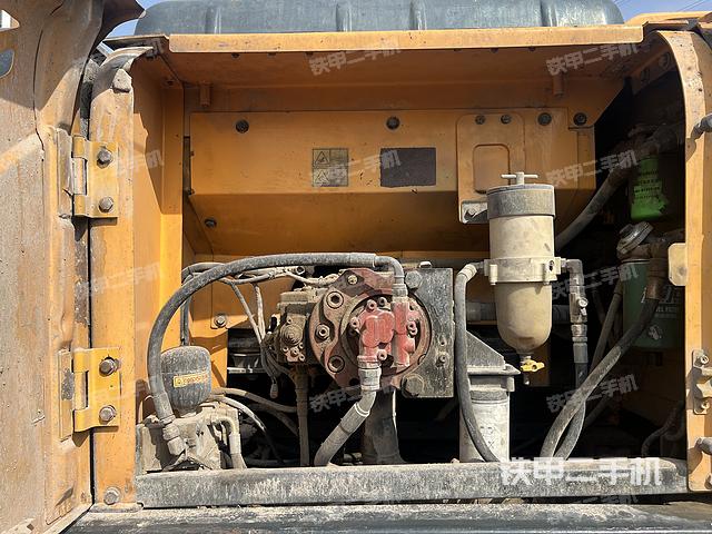 液壓泵艙室正面整體（整機(jī)外觀）